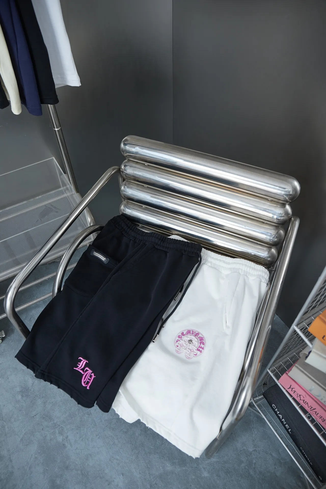 🅿️210 Ch*ome Hearte 2025ss new shorts Honbu patch pink embroidered shorts light luxury essential item for daily commuting for men and women Correct version Welcome to compare Detailed features · Made of 380g pure cotton health cloth fabric · Imported Tajima machine embroidery Honbu patchwork pink embroidered shorts with pink contrasting thread • Ready-made clothes are washed, worn and handmade • Hand-sewn Ch*ome Hearte hardware · Mold customization of the original logo-engraved hanging clock · Loose-waisted trousers · Double-needle stitching across seams · Original main mark, washed tag, moisture-proof paper packaging Color: Black/White Size: S M L XL
